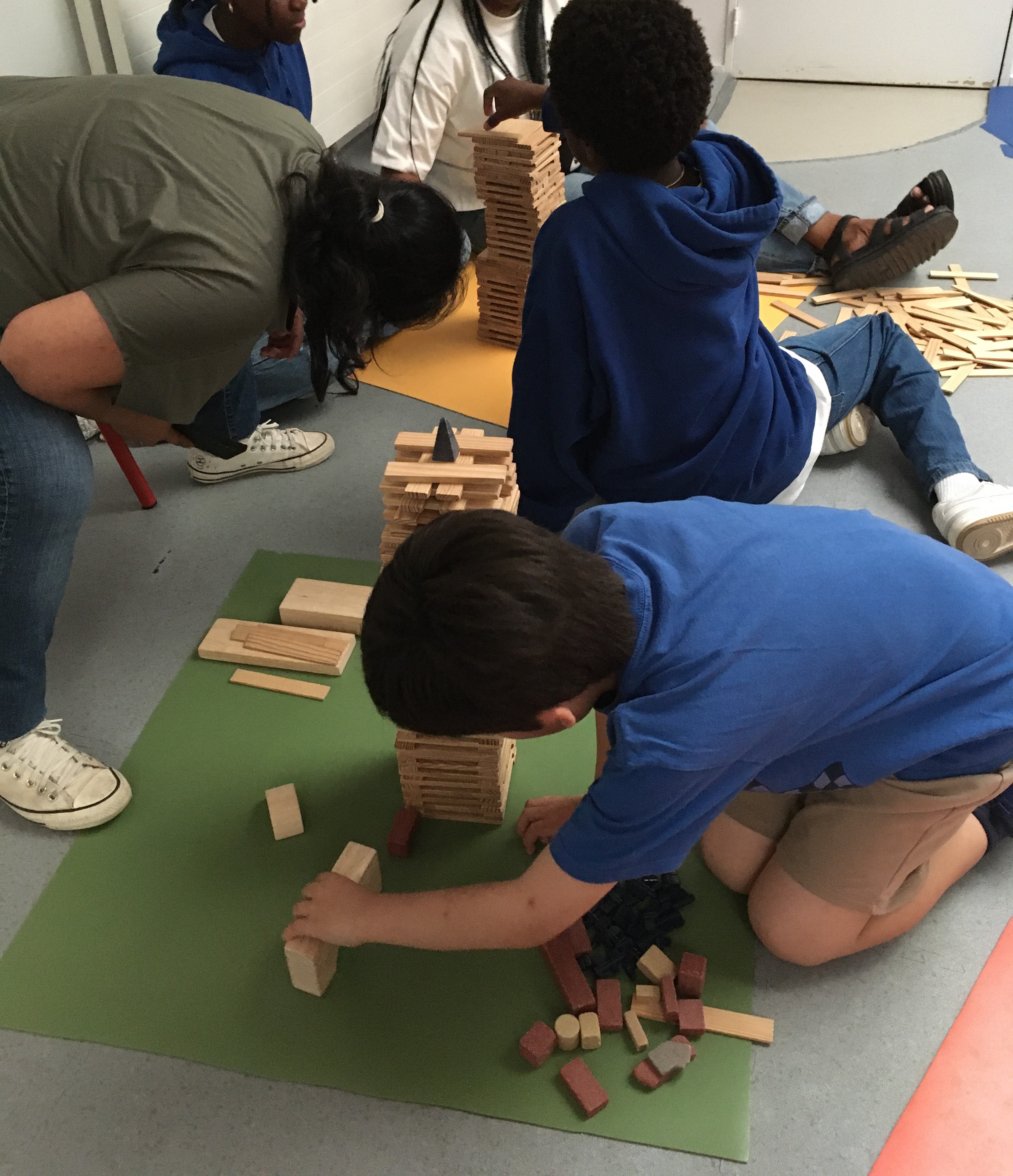 Les familles à la Cité de larchitecture, une visite et des jeux pour sinitier à la construction