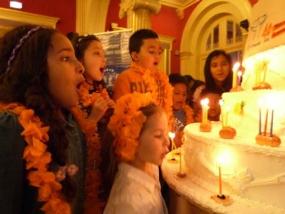 Les enfants soufflent les bougies